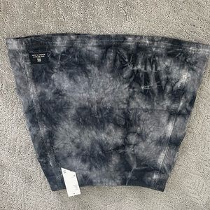 Brand new Urban brand marble felt skirt. Tags still on. Size: XS. So cute